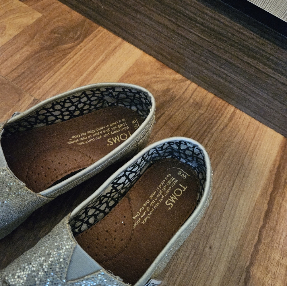 Toms Shoes